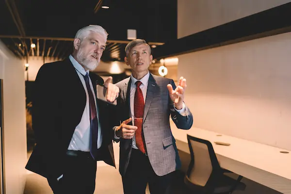 Empresarios inspirados discutiendo ideas para un futuro proyecto