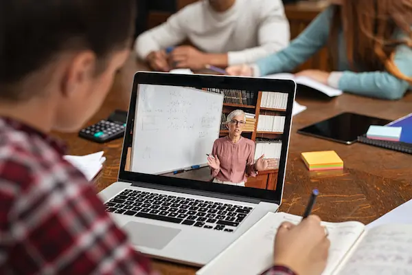 Estudiante viendo una lección en línea en una laptop