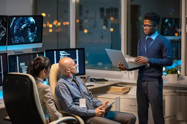 Empresario exitoso trabajando en una laptop en una startup tecnológica
