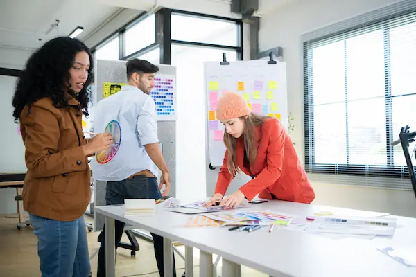 Jóvenes creativos colaborando en un proyecto